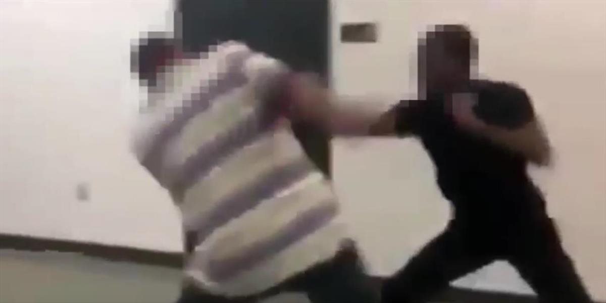 VIDEO Žiak sa brutálne pobil s učiteľom, údajne pre neskorý príchod