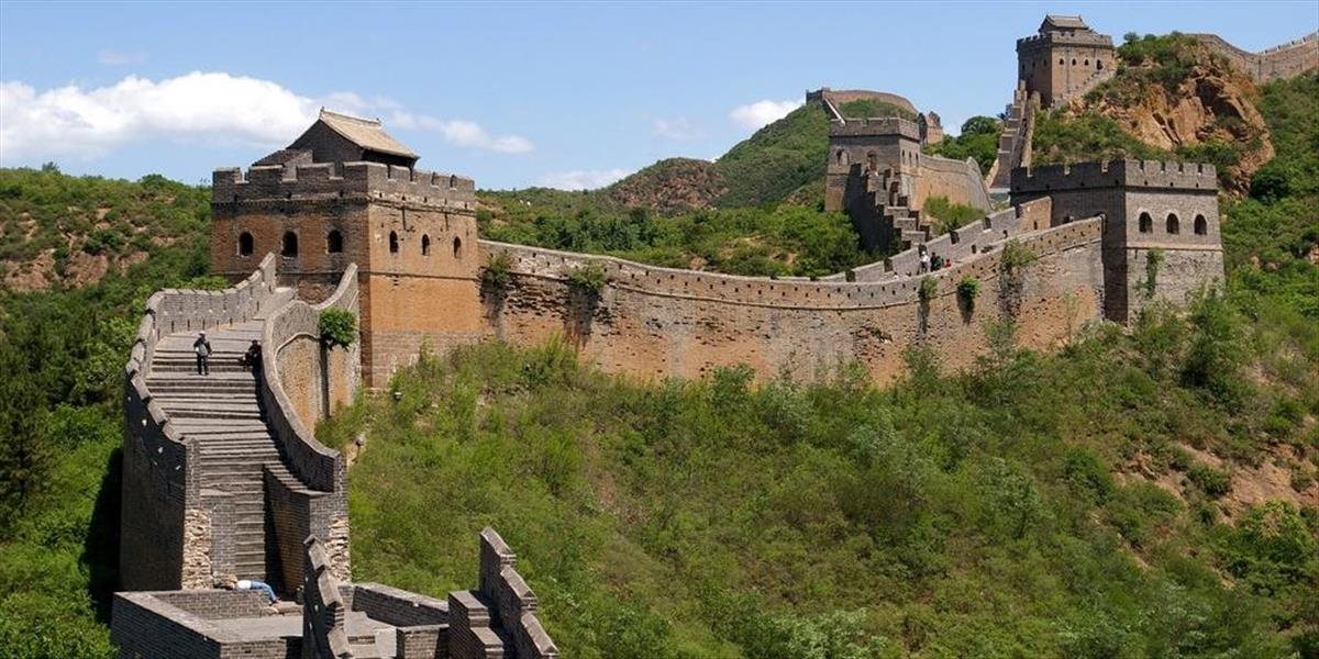 FOTO Otrasné: Číňania "zreštaurovali" úsek Veľkého čínskeho múru, použili aj betón
