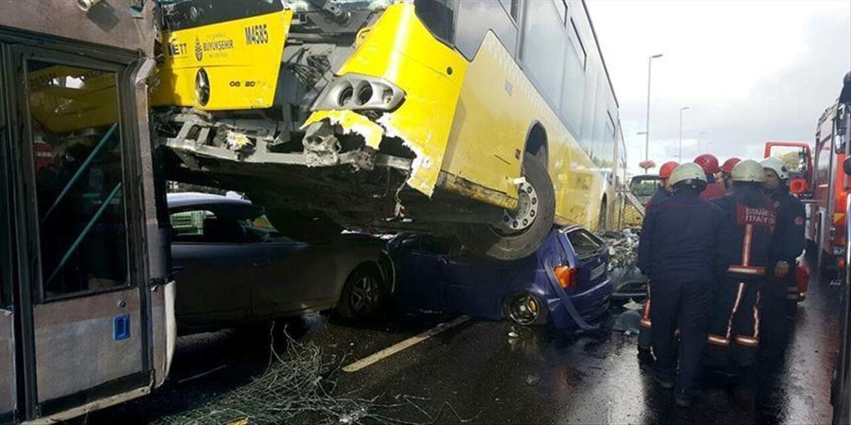 VIDEO Cestujúci napadol dáždnikom vodiča autobusu: Ten prešiel cez tri autá a vrazil do autobusu