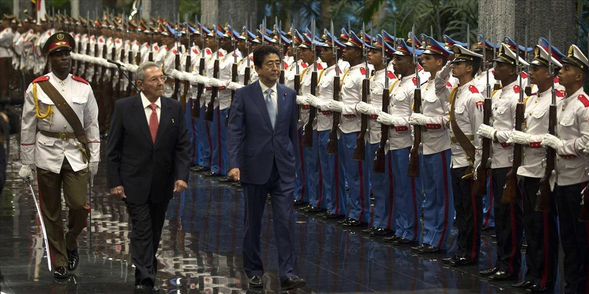 FOTO Japonský premiér sa počas historickej návštevy Kuby stretol s Castrovcami