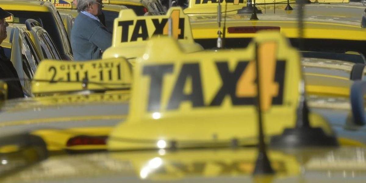 Za prisvojenie si mobilu zákazníka hrozí taxikárovi rok väzenia