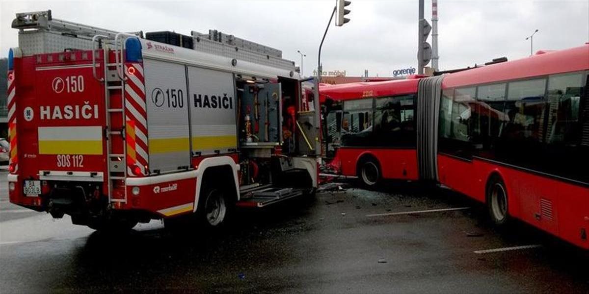 Nehoda pri Českom Krumlove, pri ktoréj sa zrazila škodovka so školským autobusom si vyžiadala jednu obeť