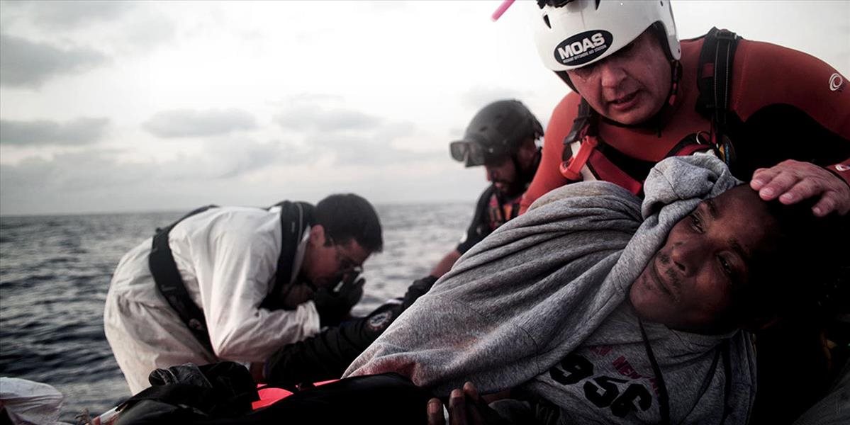 Migranti sa pokúsili veslovaním v člne prekonať Lamanšský prieliv