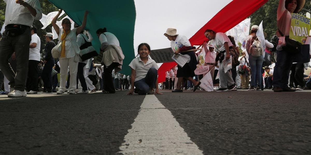 Desiatky tisíc ľudí v Mexiku protestovali proti manželstvám homosexuálov