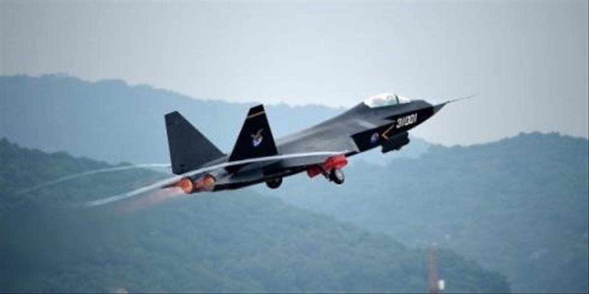 Čínske vojenské lietadlá preleteli nad Okinavou, Japonsko zareagovalo