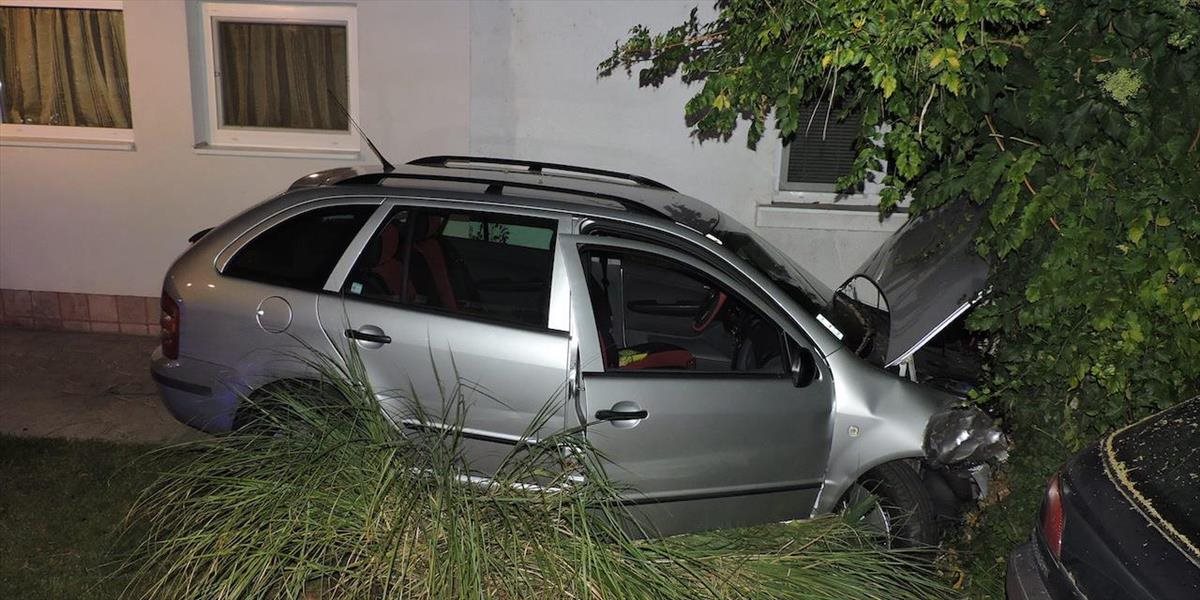 FOTO Nočná nehoda v Komárne: Muž (†68) narazil do stromu a do rodinného domu, zraneniam podľahol