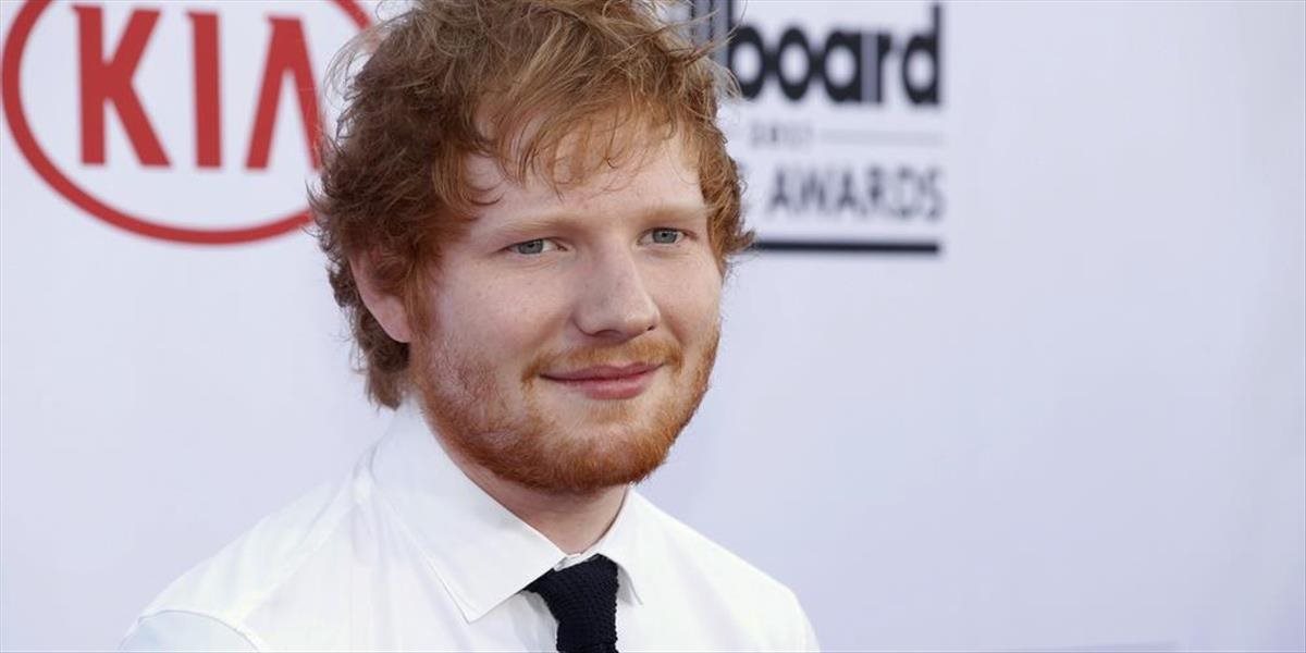 Spevák Ed Sheeran venoval oblečenie charite