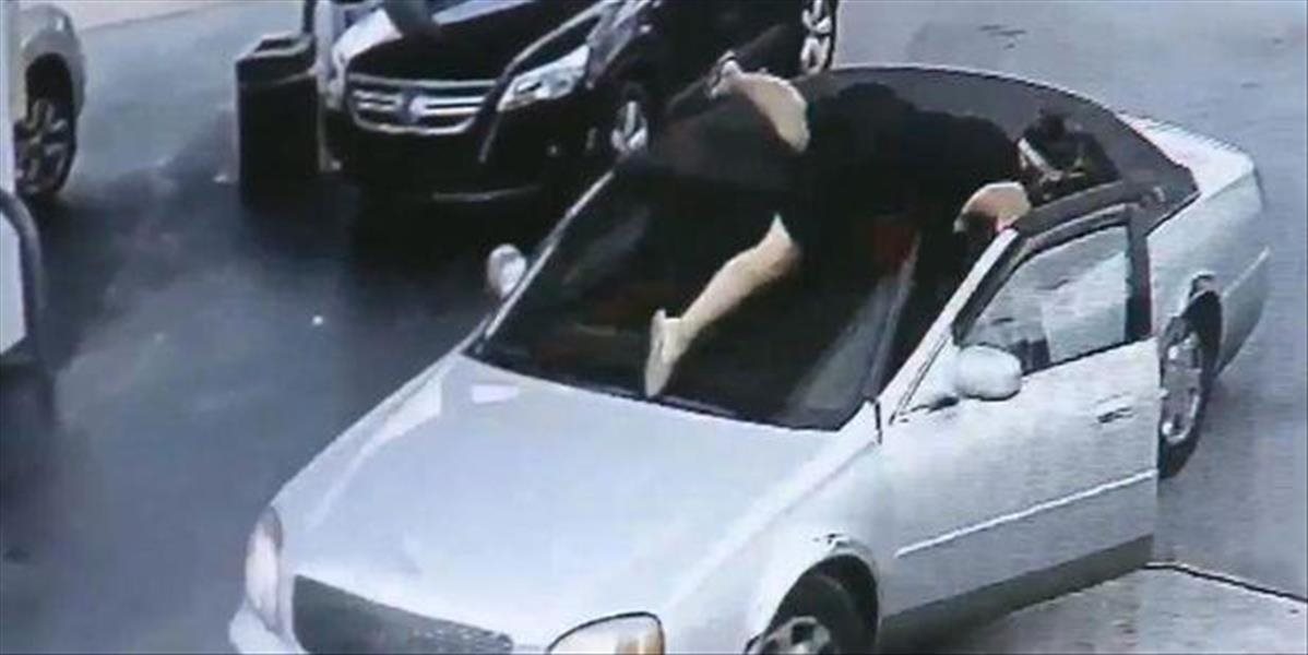 VIDEO Dámy pozor na benzínkach! Odvážna žena sa zlodejovi vrhla na kapotu auta, prešiel po nej