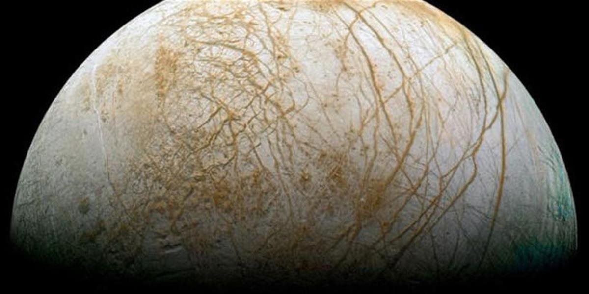 Na Jupiterovom mesiaci Európa pozorovali možné výtrysky pary