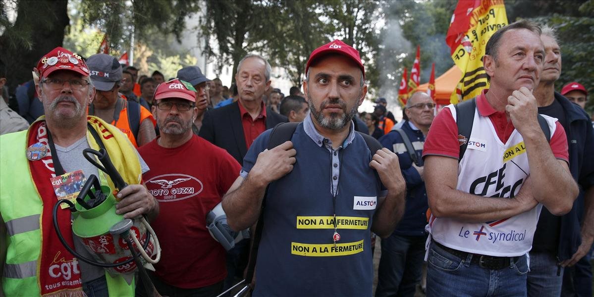 Proti plánovanému uzavretiu závodu Alstomu vo Francúzsku demonštrovali stovky ľudí