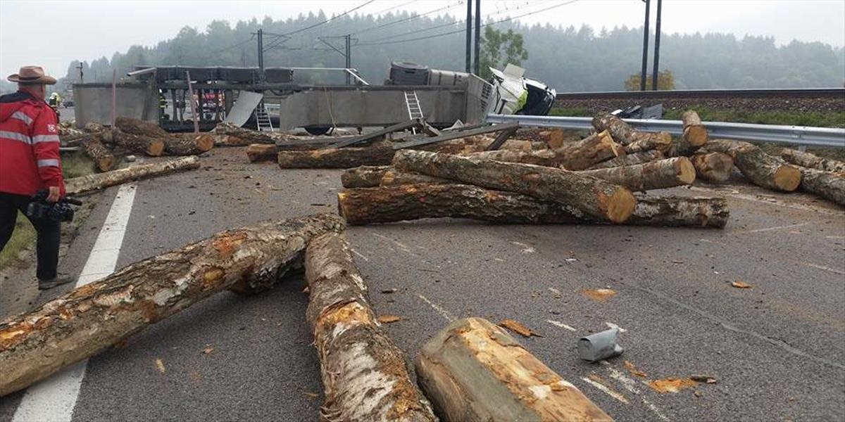 FOTO a VIDEO Diaľnicu D1 medzi Liptovským Mikulášom a Ružomberkom museli uzatvoriť: Havaroval kamión s drevom
