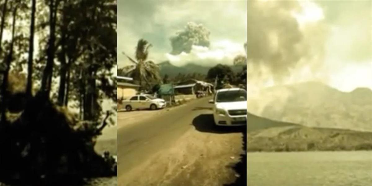 Po výbuchu sopky v Indonézii evakuujú stovky turistov