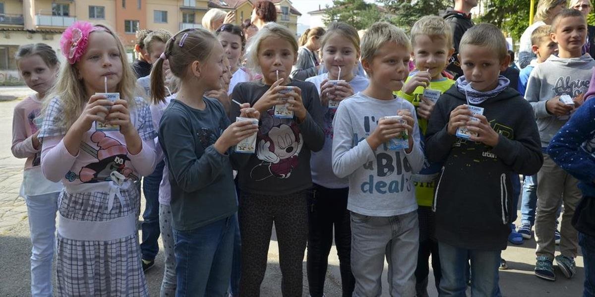 FOTO Žiaci vytvorili slovenský rekord v pití mlieka