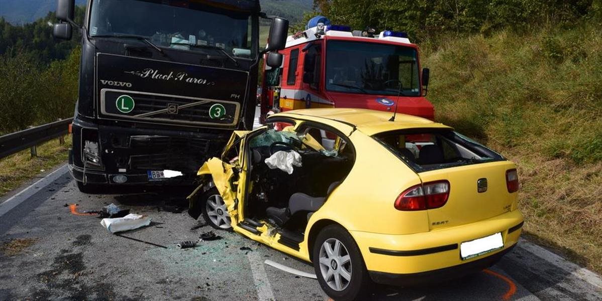 FOTO Tragická nehoda na Dobšinskom kopci: Auto sa v protismere zrazilo s kamiónom, vodič neprežil