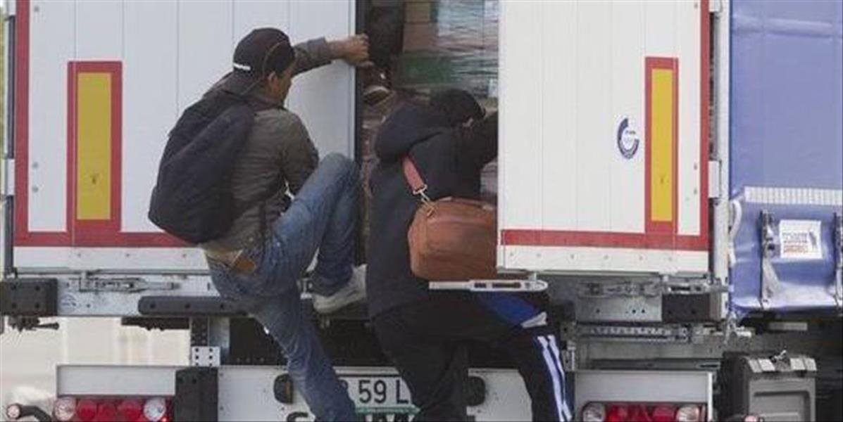 Česká polícia našla na odpočívadle diaľnice D8 skupinu 11 utečencov