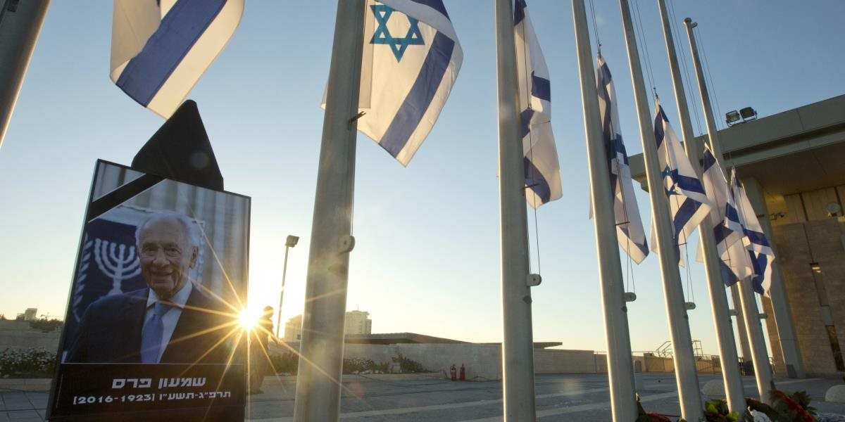 Lídri sveta i radoví Izraelčania sa lúčia so Šimonom Peresom