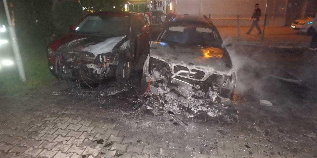 Nočný požiar na Cyprichovej ulici v Rači: Plamene pohltili tri autá