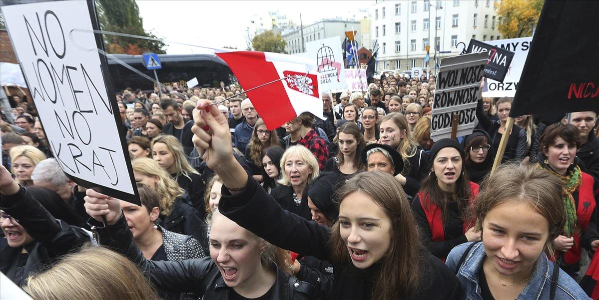 FOTO Poľky odeté v čiernom protestujú proti sprísneniu interrupčného zákona