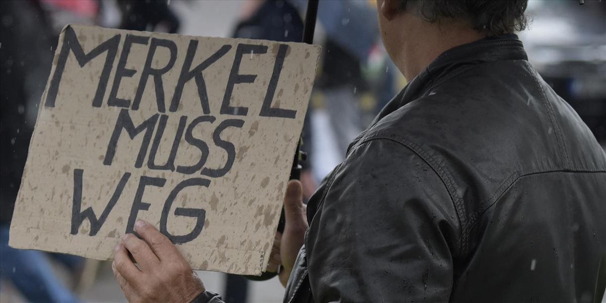 VIDEO Proti Merkelovej v Drážďanoch demonštrovali stovky ľudí: Zradkyňa ľudu musí odísť!