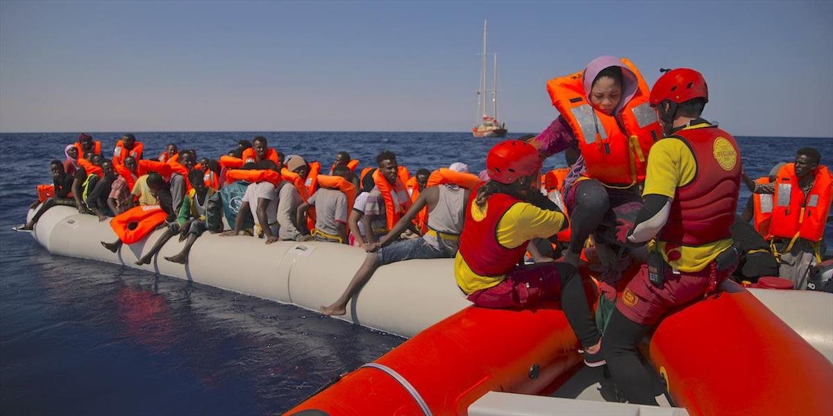 Migranti prichádzajú do Európy v húfoch: Zachránili ďalších 6-tisíc na gumených a plastových člnoch