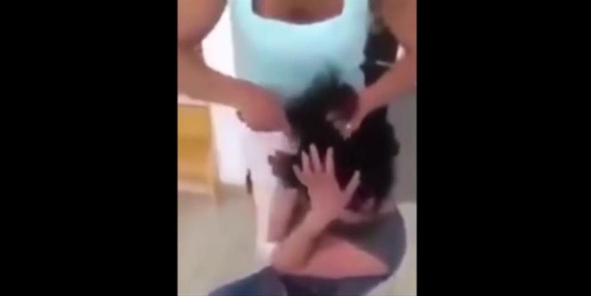 Šokujúce VIDEO Dievča šikanovalo spolužiačku po rakovine, matka jej dala krutú lekciu