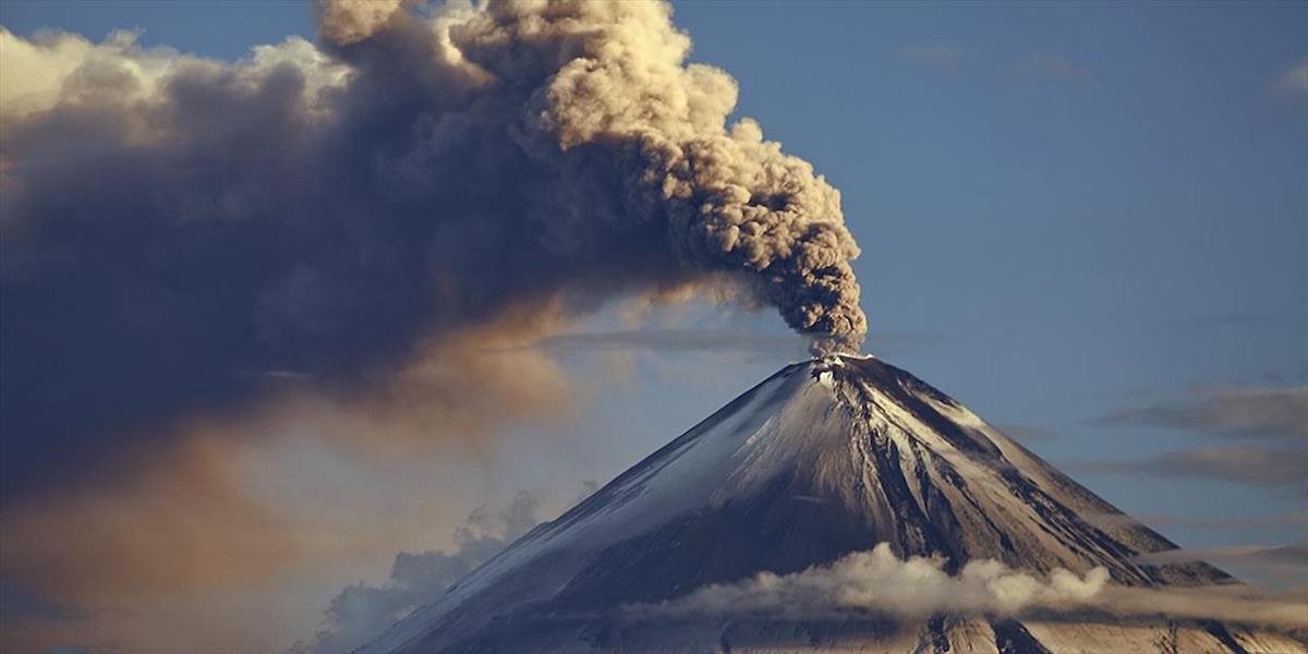 Sopka Šiveluč na Kamčatke vychrlila takmer päťkilometrový stĺp popola
