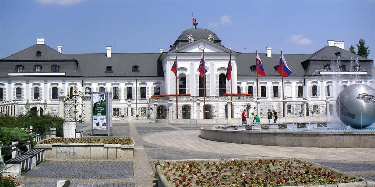 Vlajky v paláci budú na znak úcty Kováčovi stiahnuté na pol žrde