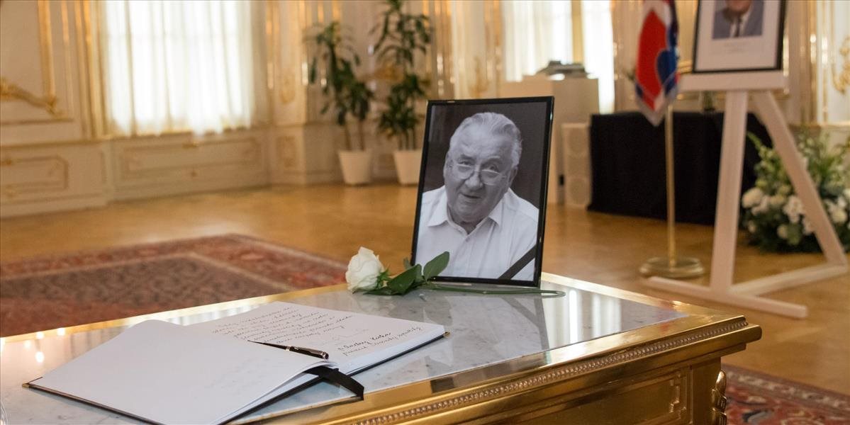 FOTO V Prezidentskom paláci zriadili kondolenčnú listinu k úmrtiu Michala Kováča
