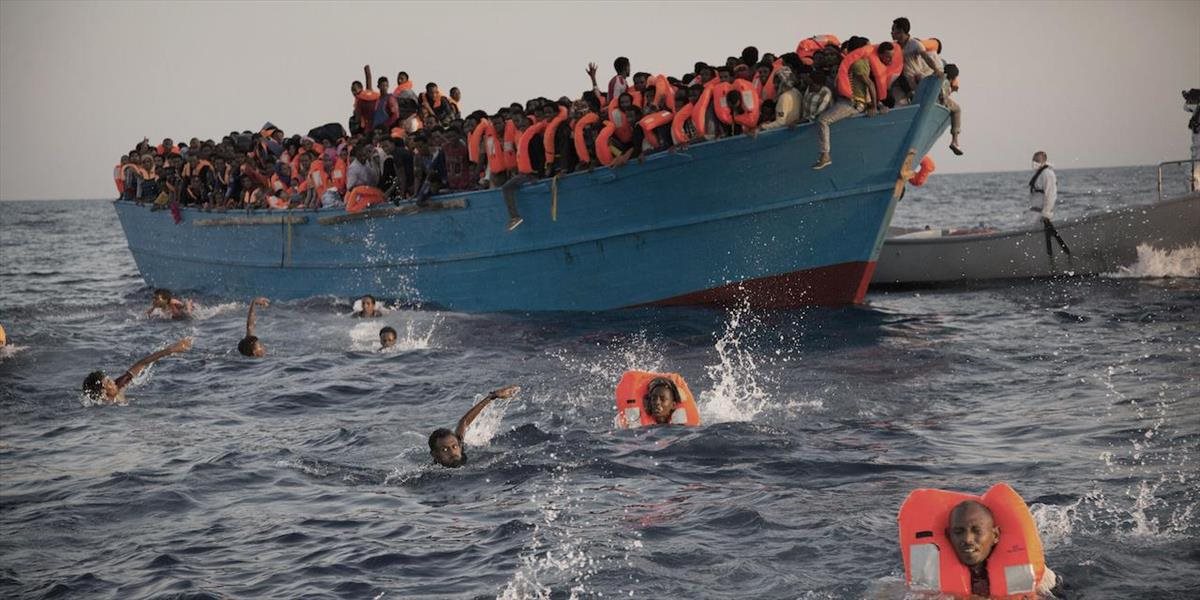 OSN povolila EÚ zadržiavať na mori pri Líbyi lode pašerákov ľudí