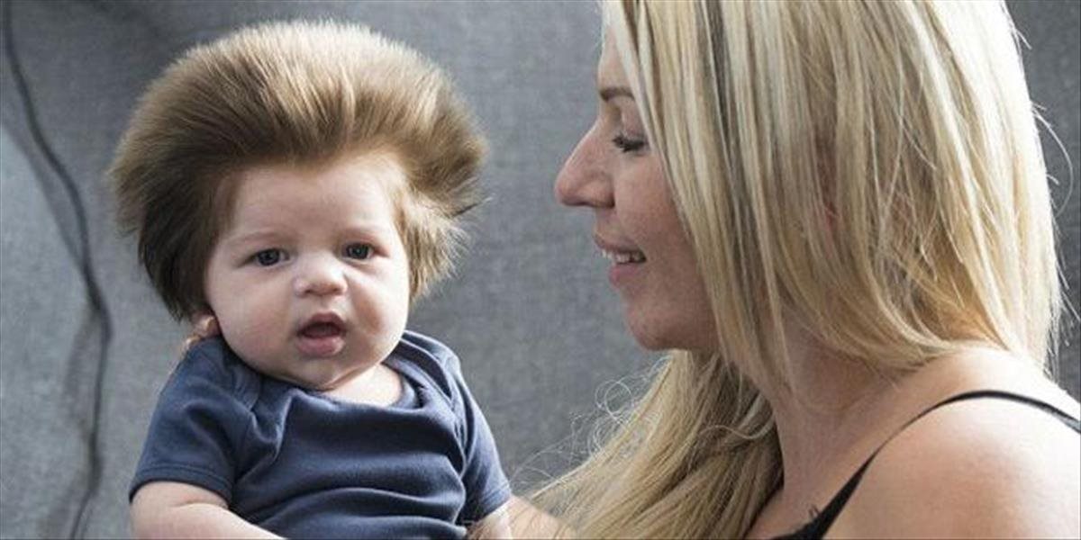 VIDEO Dvojmesačný Junior Cox-Noon a jeho nezvyčajne dlhé vlasy sa stali hitom internetu
