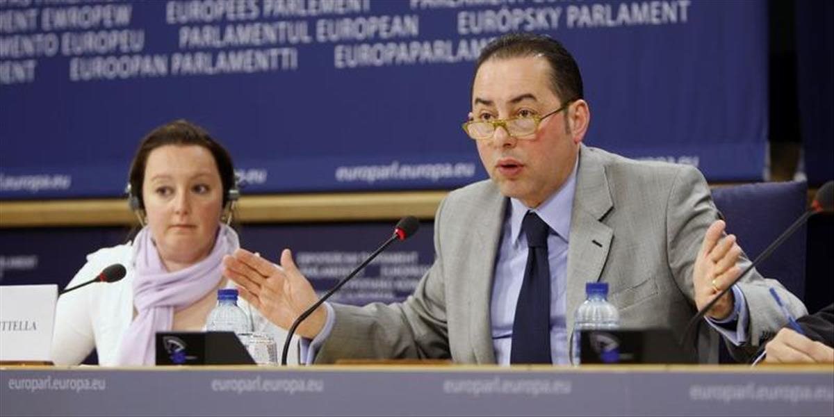 Šéf socialistov a demokratov v EU spochybnil lojalitu maďarského eurokomisára k Európskej únii