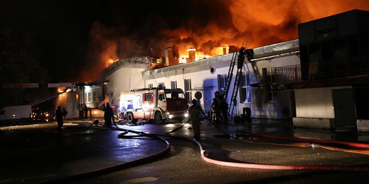 V Dubnici nad Váhom horela kaliaca pec, hasiči evakuovali 42 pracovníkov