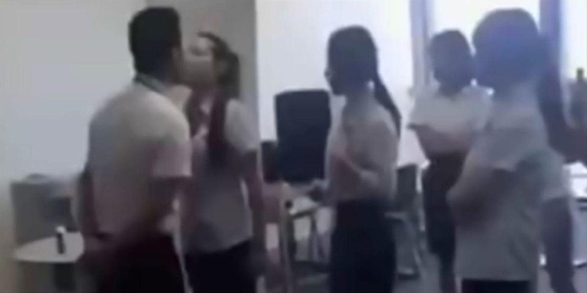 VIDEO Bizarný rituál: Zamestnankyne čínskej firmy každé ráno stoja v rade, musia bozkávať svojho šéfa