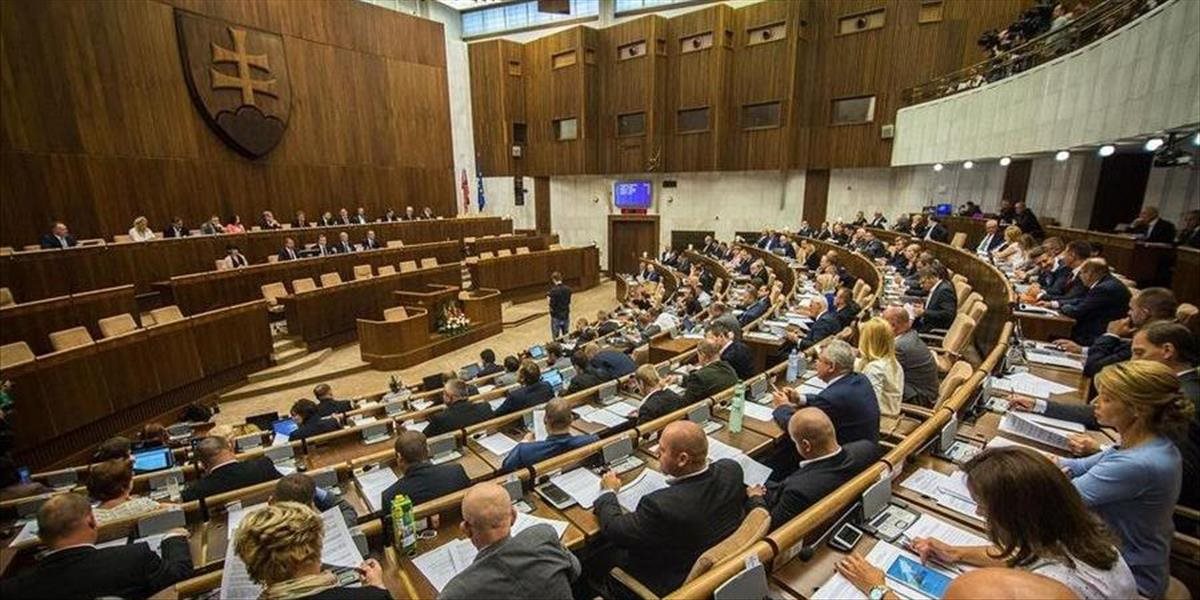 Parlament schválil zvýšenie starobných dôchodkov o 8,20 eura