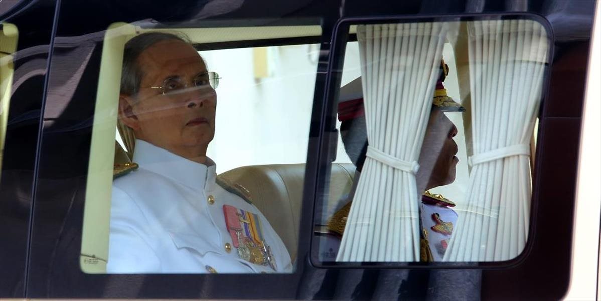 Thajský korunný princ odložil povinnosti a premiér sa predčasne vrátil domov