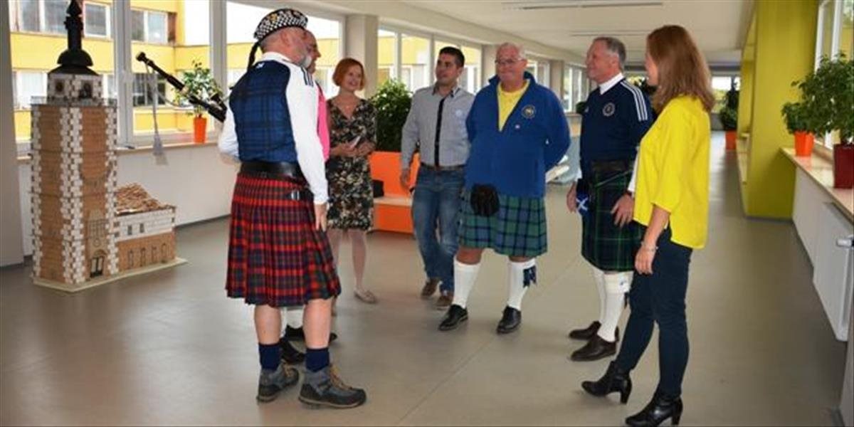 Škótska delegácia navštívila školákov v tradičnom odeve a gajdami