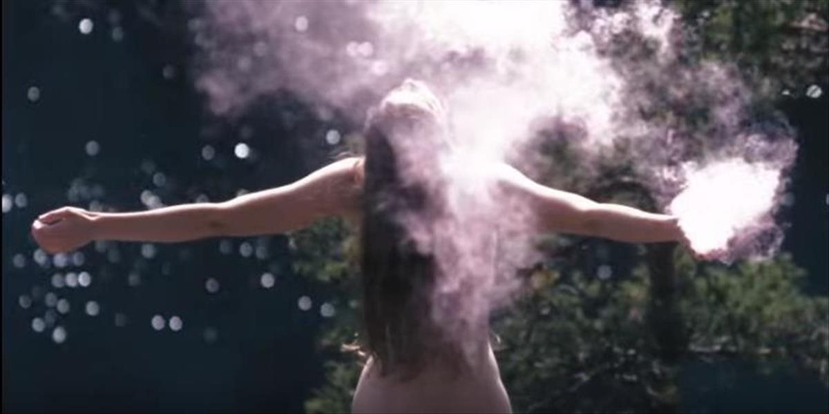 Superskupina liv predstavila videoklip k piesni Wings Of Love, je plný nahých ľudí