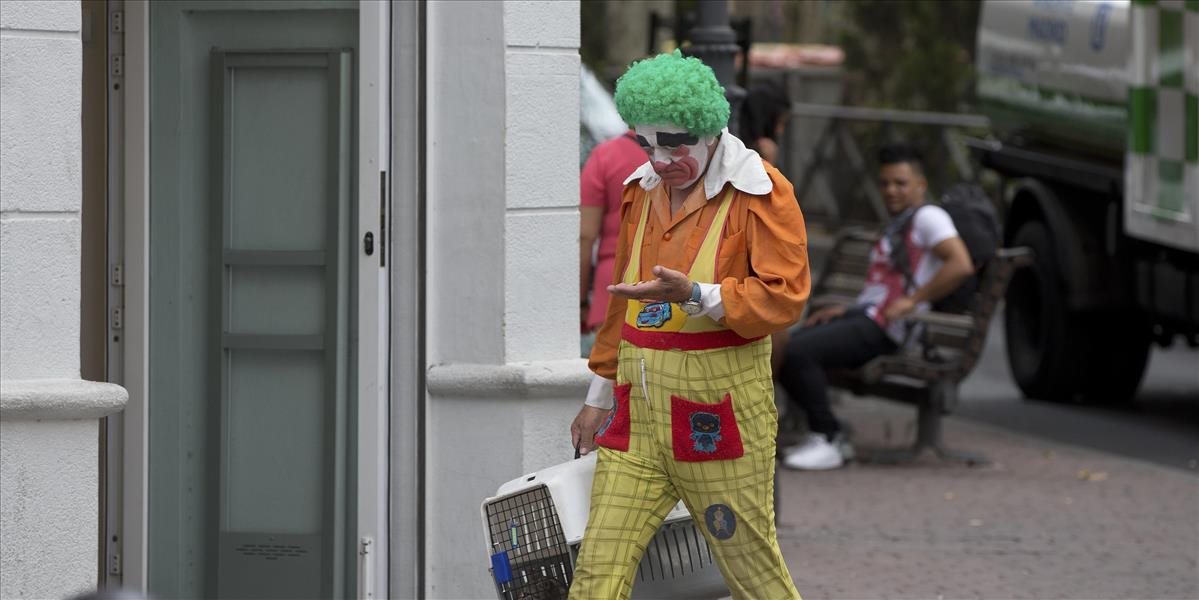 Švédska polícia pátra po mužovi v maske klauna, bodol nožom tínedžera