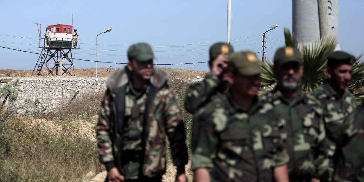 Egyptskí militanti pri útoku na Sinaji zabili 12 vojakov