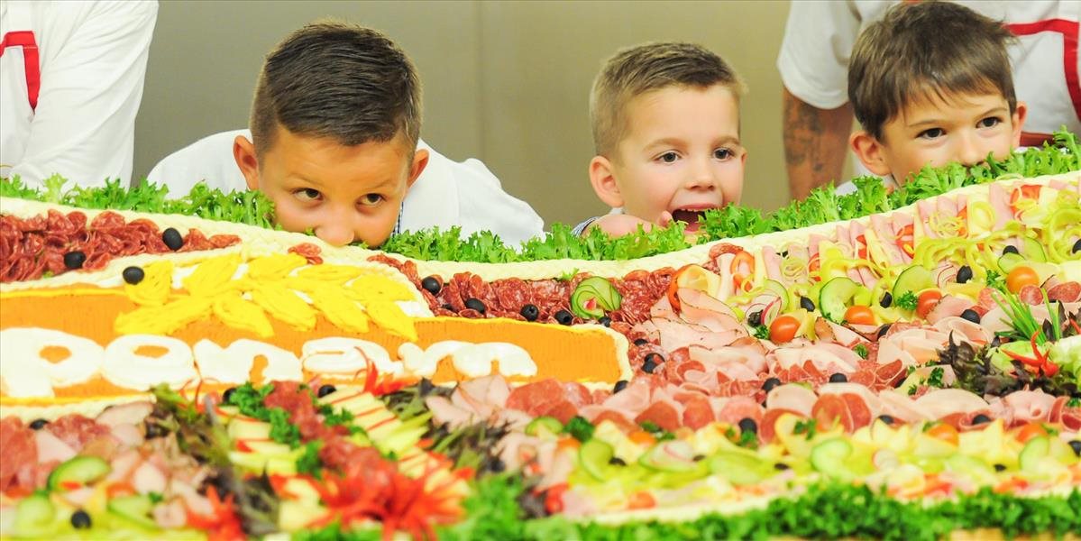 FOTO Nitrianski pekári vytvorili rekordne veľký obložený chlebík, má 56 kg