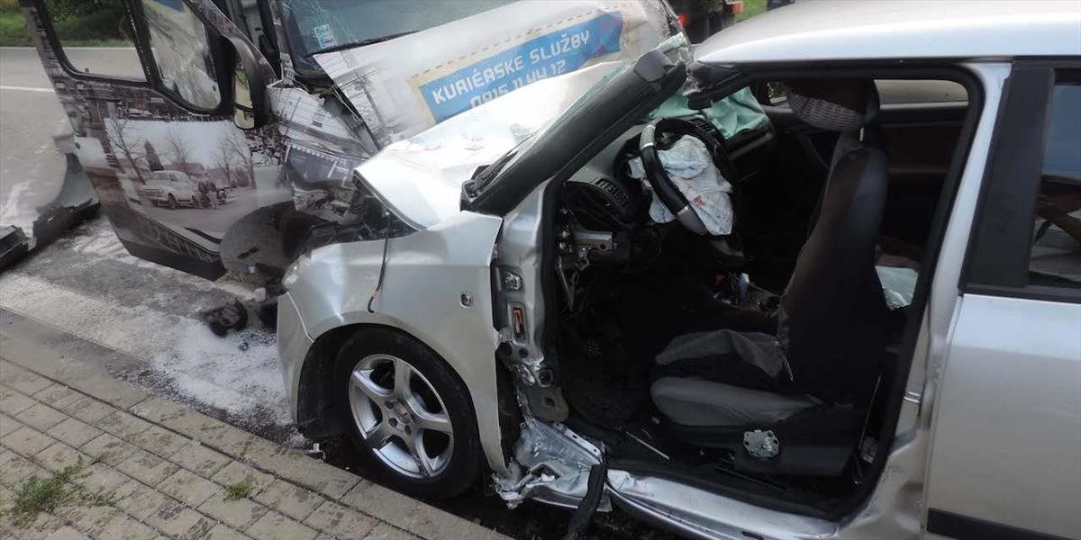 Osobné vozidlo sa zrazilo s dodávkou: Zranilo sa päť osôb