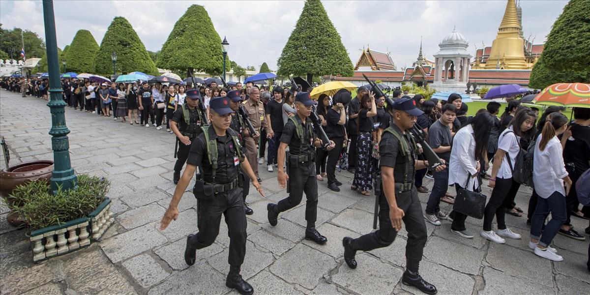 Thajská polícia rozohnala dav ľudí, ktorý chcel napadnúť muža, čo urazil kráľa