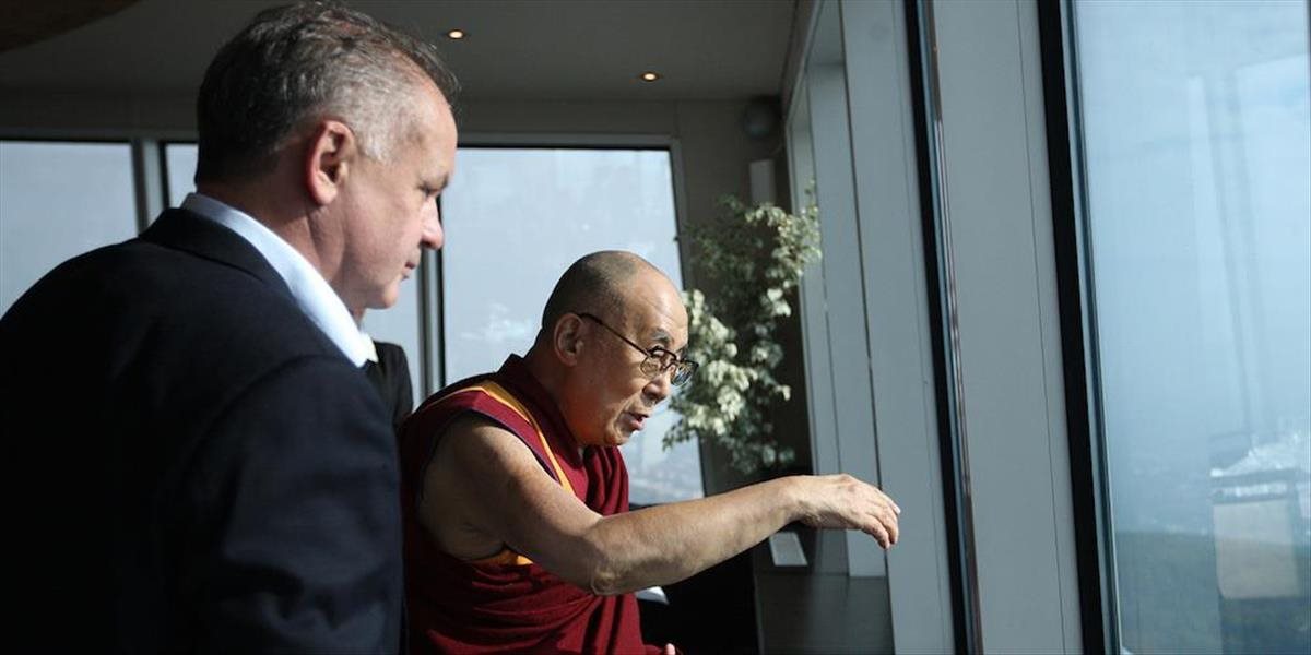 Čína nesúhlasí s prijatím dalajlámu slovenským prezidentom