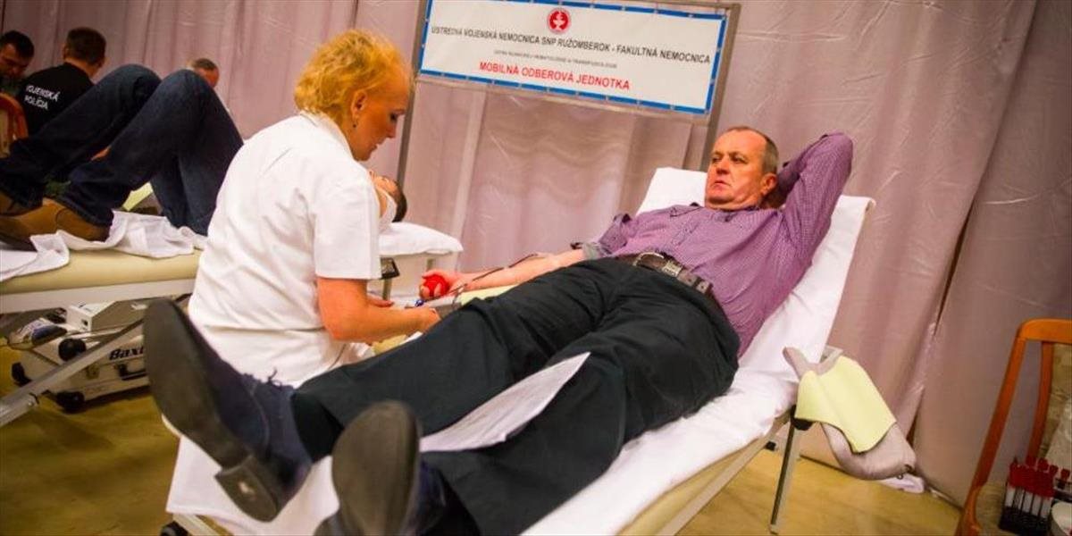 FOTO Na ministerstve obrany darovalo krv niekoľko desiatok zamestnancov, vrátane ministra Gajdoša
