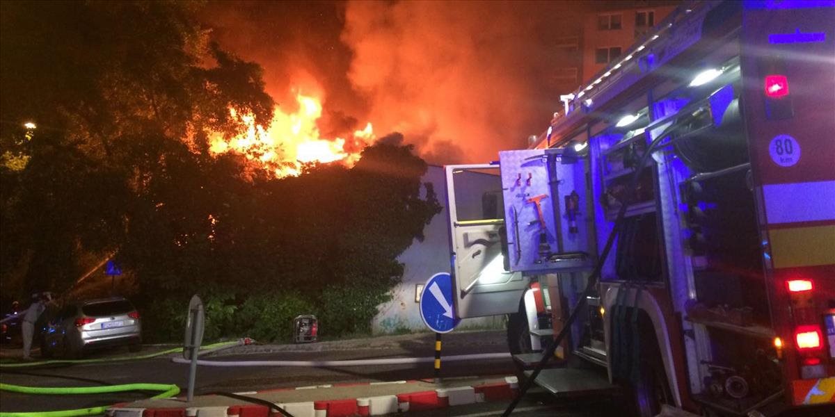 V Žiline horela strecha bytovky: Obyvateľov evakuovali do telocvične školy