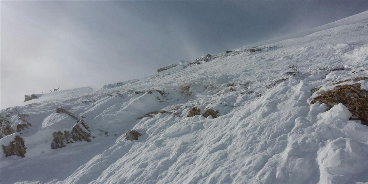Vo Vysokých Tatrách trvá malá hrozba lavínových zosuvov