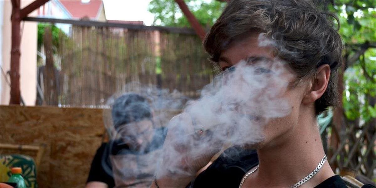 Popradskí policajti zadržali mladíkov, ktorí fajčili cigaretu z neznámej sušiny