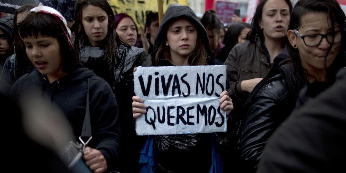 Argentínčanky protestovali proti brutálnemu znásilneniu 16-ročného dievčaťa