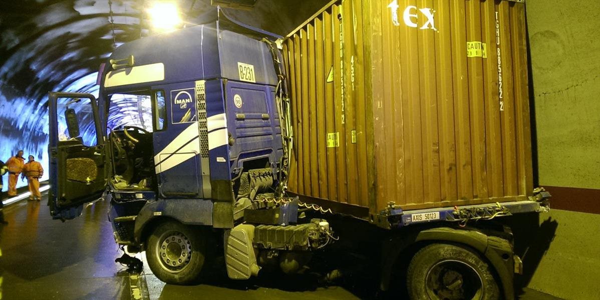 Dopravná nehoda v tuneli Sitina: Kvôli skríženému kamiónu havarovali ďalšie dve autá