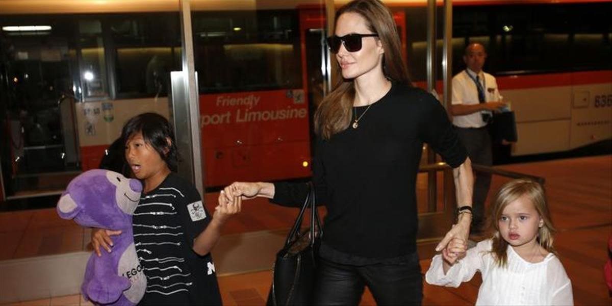 Herečku Angelinu Jolie a jej deti vypočúvali agenti FBI
